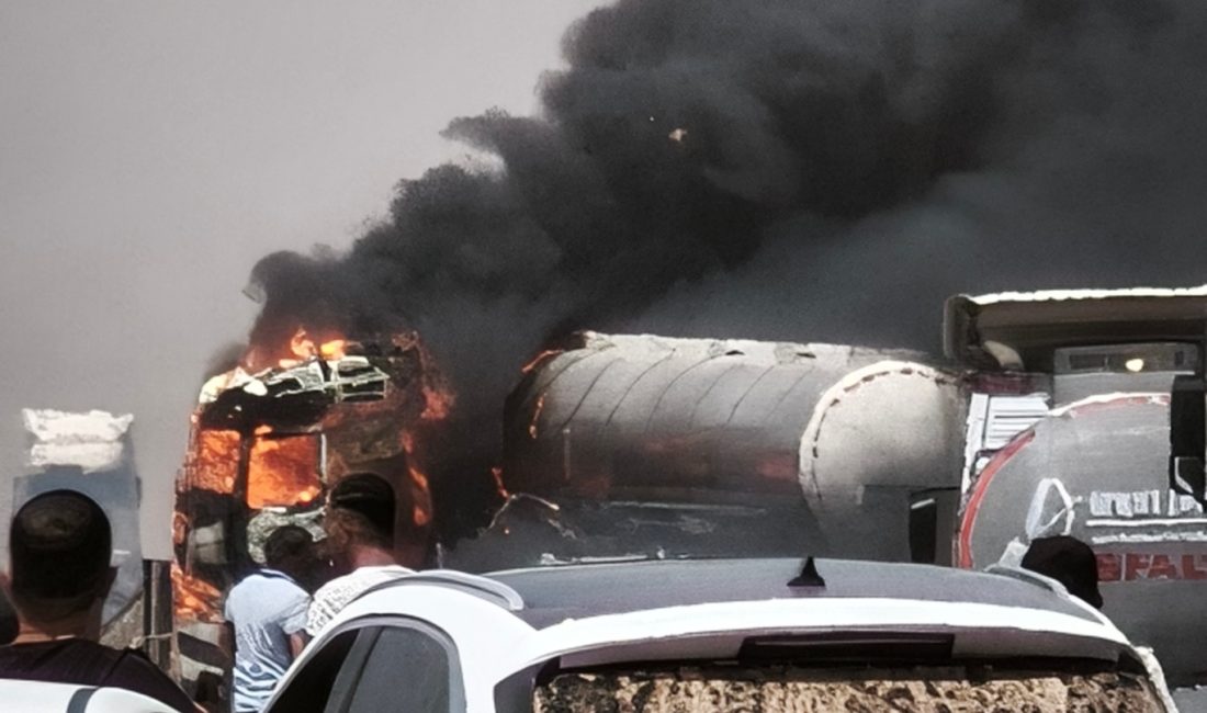 Mardin’in Derik ilçesinde kontrolden çıkarak bariyerlere çarpan tanker tırın kabininde