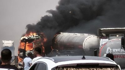 Mardin’in Derik ilçesinde kontrolden çıkarak bariyerlere çarpan tanker tırın kabininde