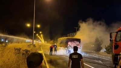 Mardin’in Nusaybin ilçesinde seyir halindeki un yüklü tırda çıkan yangın