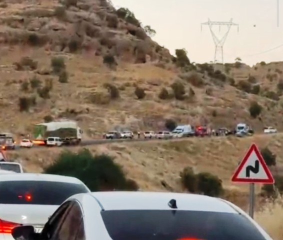 Mardin’in Midyat ilçesinde hafif ticari araç ile otomobilin çarpışması sonucu