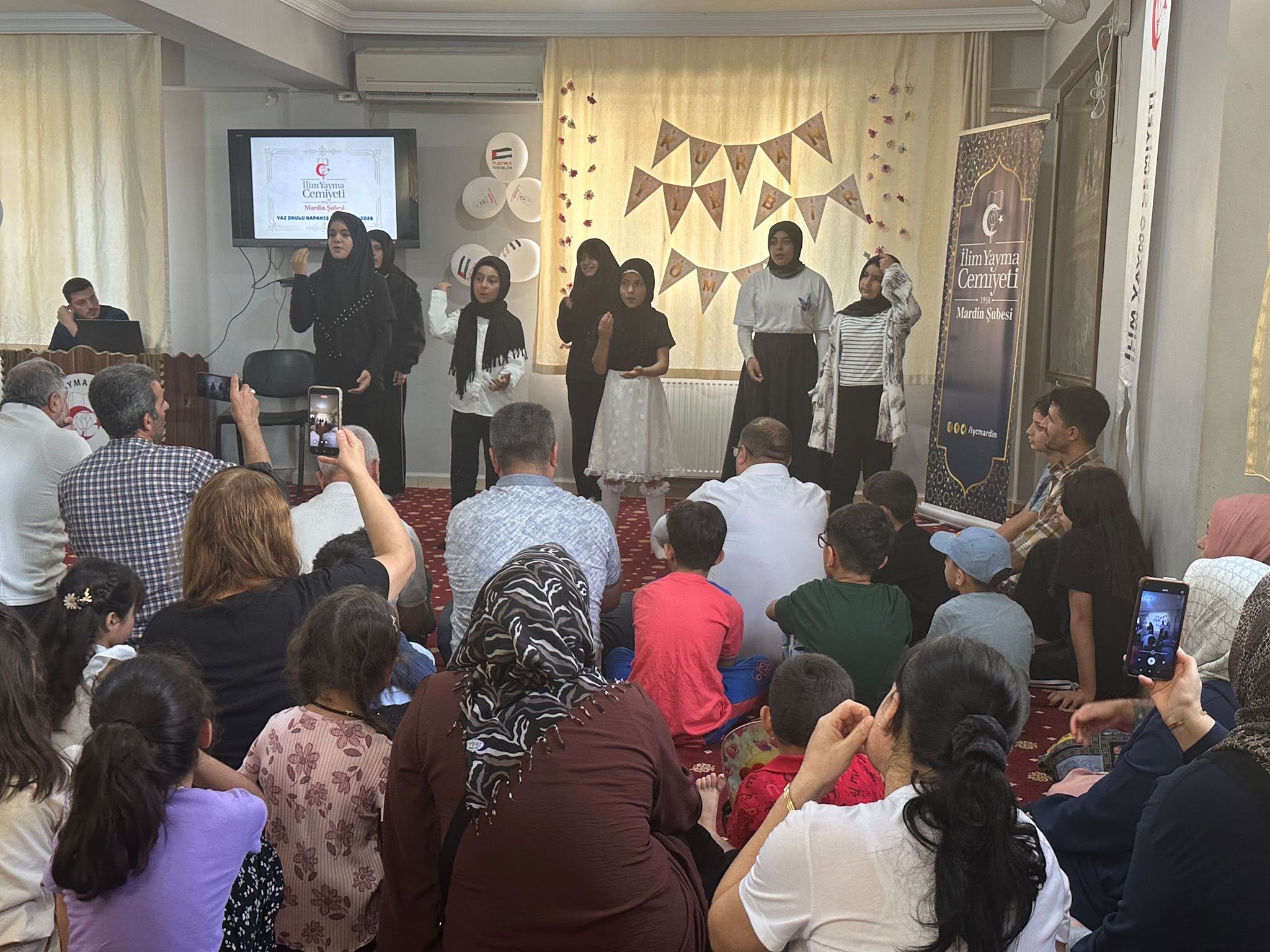 İlim Yayma Cemiyeti Mardin Şubesi tarafından kız ve erkek öğrencilerin
