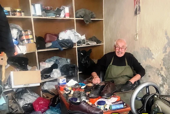 Mardin’in Savur ilçesinde, babasından devraldığı ayakkabı tamirciliğini 1979 yılından bu