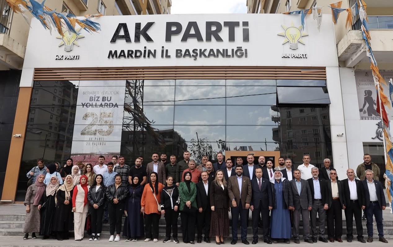 AK Parti Mardin İl Başkanlığında düzenlenen programda 11 aileden yeni