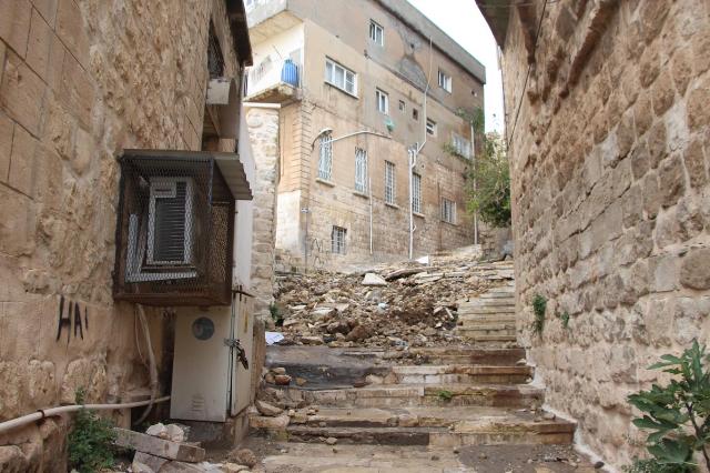 Mardin’in Artuklu ilçesine bağlı Savurkapı Mahallesi’nde yaklaşık 3 aydır yarım