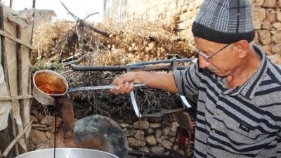 Mardin’in Ömerli ilçesine bağlı Göllü (Golî) Mahallesi’nde yüzyıllardır sürdürülen pekmez,