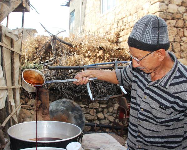 Mardin’in Ömerli ilçesine bağlı Göllü (Golî) Mahallesi’nde yüzyıllardır sürdürülen pekmez,