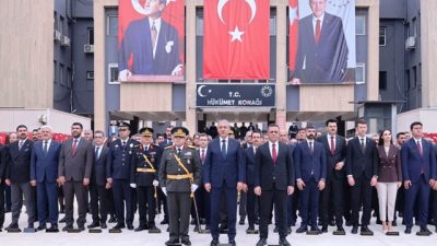 Mardin’de, Cumhuriyet’in kuruluşunun 103’üncü yıl dönümü dolayısıyla Atatürk Anıtı’nda çelenk