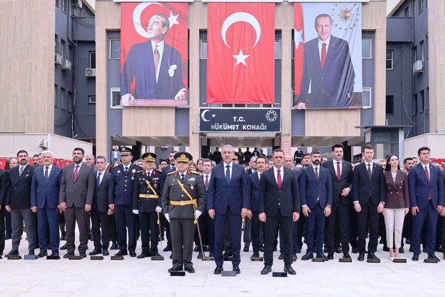 Mardin’de, Cumhuriyet’in kuruluşunun 103’üncü yıl dönümü dolayısıyla Atatürk Anıtı’nda çelenk
