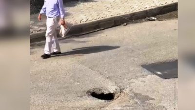 Mardin’in Nusaybin ilçesinde yolun ortasında oluşan çukur, sürücüler için tehlikeli