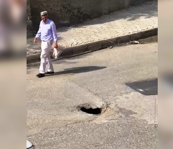 Mardin’in Nusaybin ilçesinde yolun ortasında oluşan çukur, sürücüler için tehlikeli
