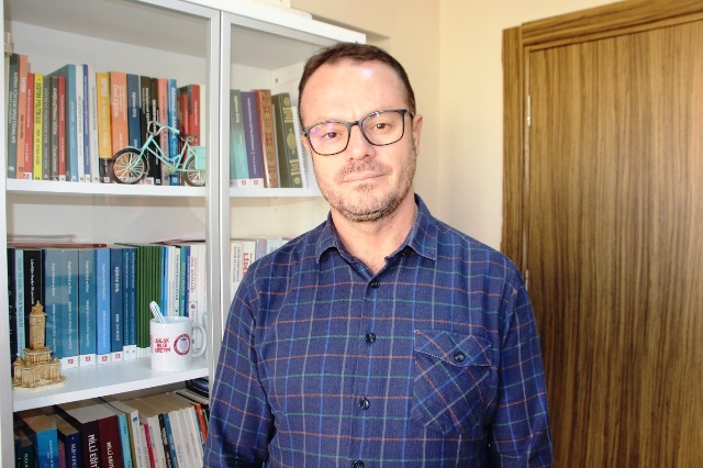 Doç. Dr. Halil Karadaş, özellikle son zamanlarda okullarda yaşanan şiddet