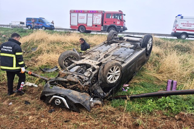 Mardin’in Kızıltepe ilçesinde kontrolden çıkarak devrilen otomobilde bulunan 3 kişi
