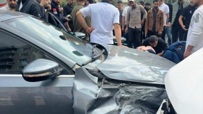 Mardin’in Nusaybin ilçesinde otomobilin, araçtan inen çocuğa çarptığı anlar güvenlik
