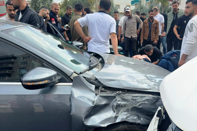 Mardin’in Nusaybin ilçesinde otomobilin, araçtan inen çocuğa çarptığı anlar güvenlik