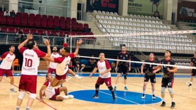 Mardin’de Kamu Spor Oyunları kapsamında düzenlenen voleybol müsabakalarında Kızıltepe İlçe