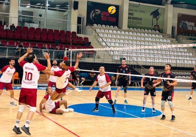 Mardin’de Kamu Spor Oyunları kapsamında düzenlenen voleybol müsabakalarında Kızıltepe İlçe