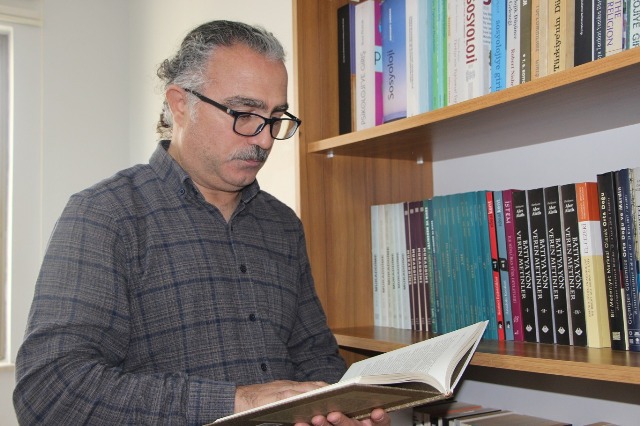 Sosyolog Dr. Mehmet Ali Demirbağ, tarikatların sosyal medya üzerinden itibarsızlaştırılmaya