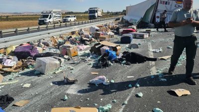 Mardin’in Nusaybin ilçesinde tır ile otomobilin çarpışması sonucu meydana gelen